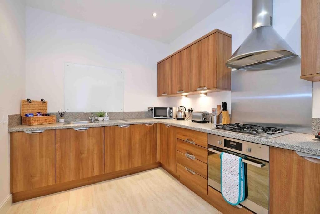Modern & Spacious Apartment In City Centre Абердин Экстерьер фото